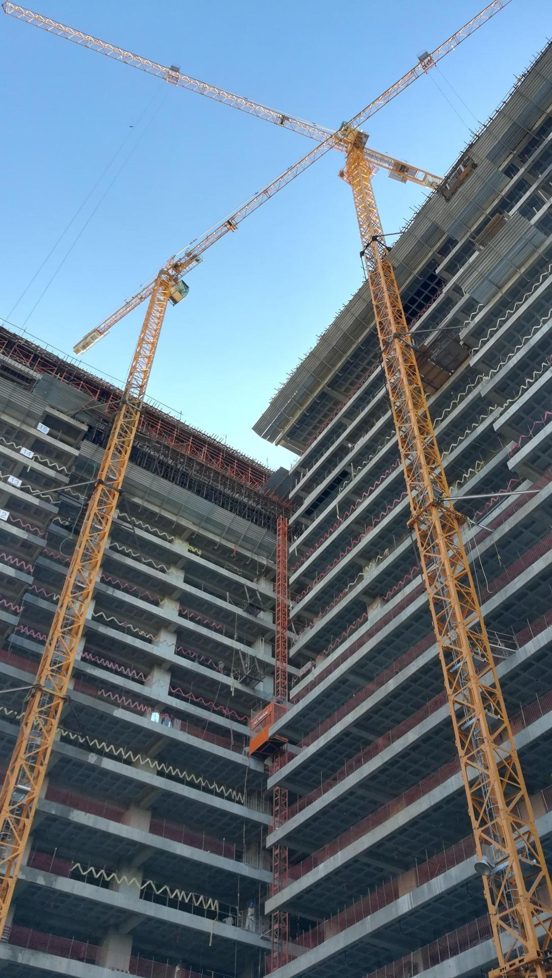 Edificio en construcción con grúas torre